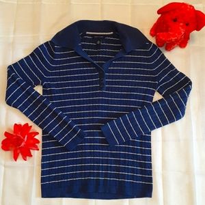 Long sleeves, stretchy fabric, slim fit.